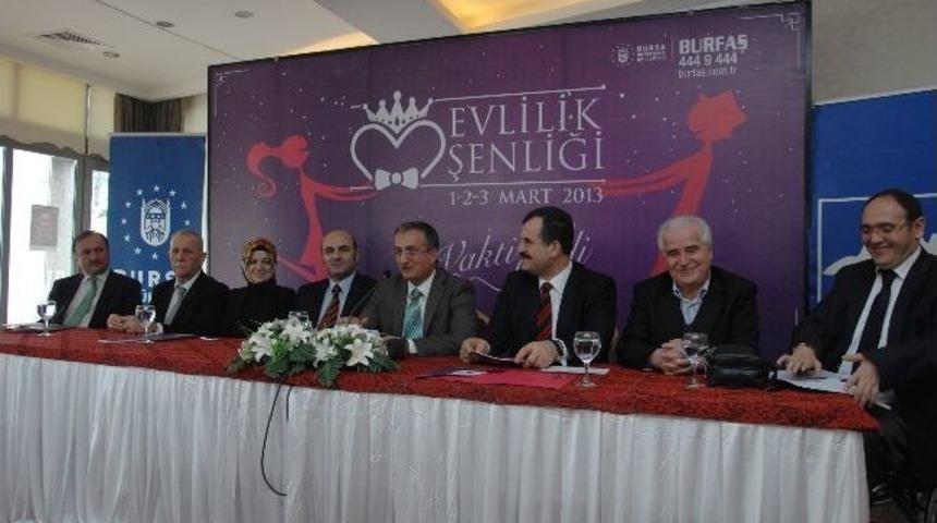 Bursa&rsquo;da Evlenecek &Ccedil;iftlere Yol G&ouml;steren Şenlik