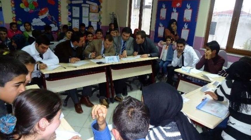 Bilgievleri'nde M&uuml;nazara Etkinliği