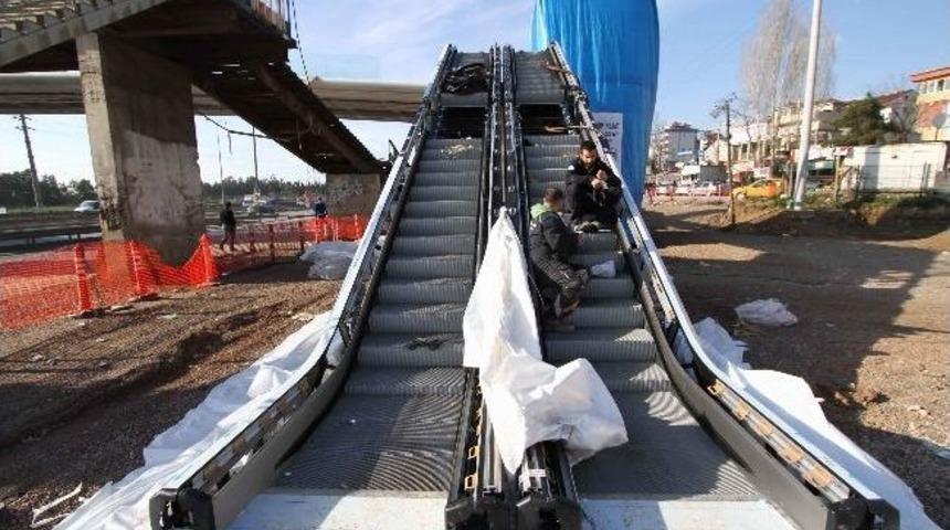 Çayırova Köprüsüne Yürüyen Merdiven Yapılıyor