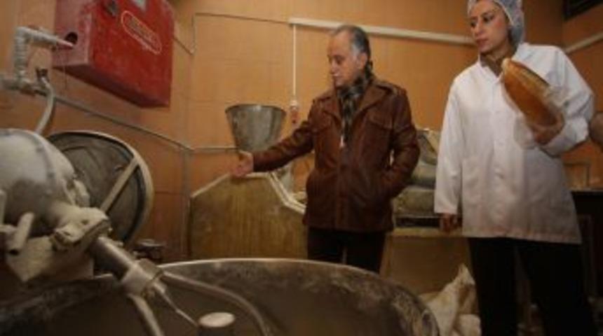 Bayraklı Belediye Başkanı Sabaha Karşı Fırınları Denetledi