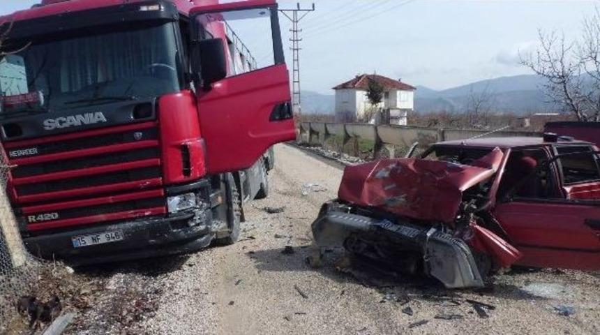 Antalya&rsquo;da Otomobil Kamyonla &Ccedil;arpıştı: 2 Yaralı