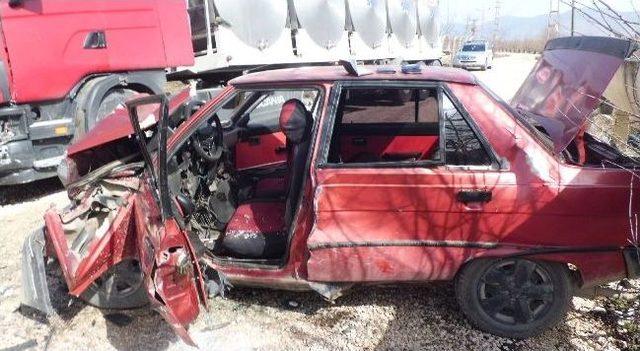 Antalya’da Otomobil Kamyonla Çarpıştı: 2 Yaralı