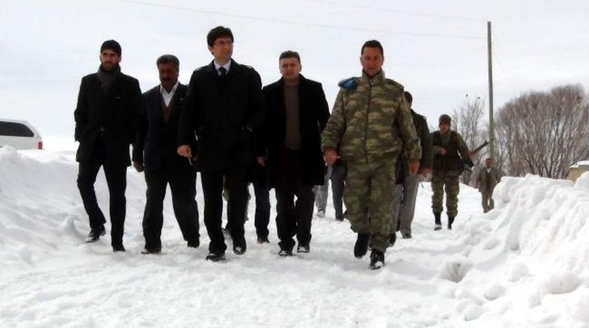 Erciş Kaymakamı Barboros Baran K&ouml;y Gezilerini S&uuml;rd&uuml;r&uuml;yor