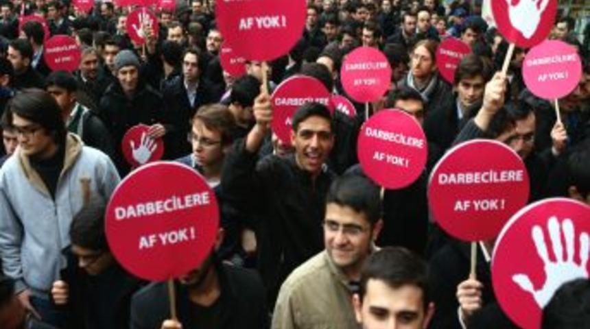 Darbe Karşıtları Taksim&rsquo;de Y&uuml;r&uuml;yor