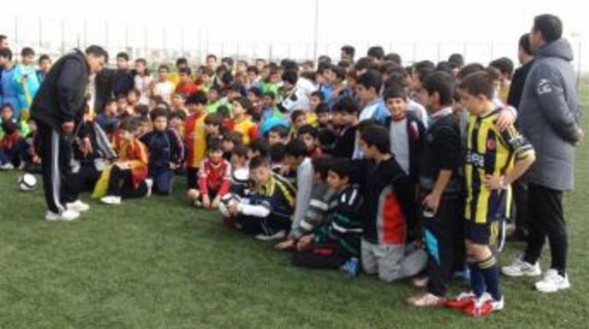 Urfa&rsquo;da &ouml;ğrencilerden futbol ş&ouml;leni