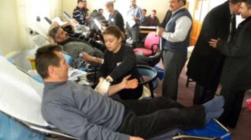 33 Yıl &Ouml;nceki Acıyı Unutmayan K&ouml;yl&uuml;ler Her Yıl Kan Bağışı Yapıyor