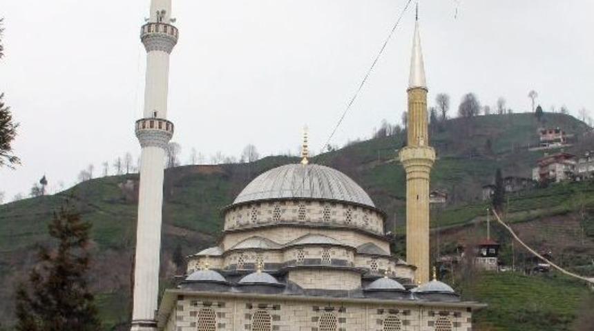 Rize'de Farklı Uzunlukta Minarelere Sahip Cami Dikkat Çekiyor