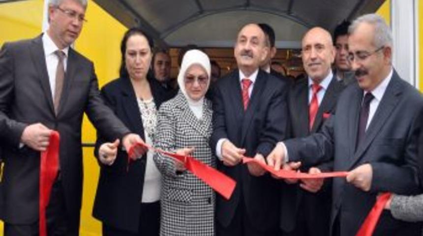 M&uuml;ezzinoğlu, A&ccedil;ılışını Yaptığı Mağazadan Bin TL'ye &Uuml;&ccedil; Takım Elbise Aldı