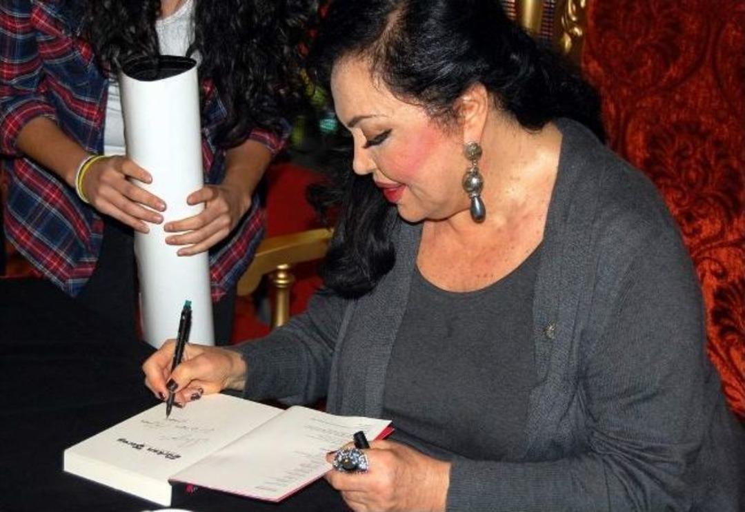 T&uuml;rkan Şoray Eskişehir'de Kitabını İmzaladı