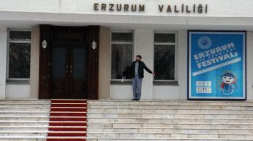 İşsizlikten Yakınan Gen&ccedil;ten Valilik &Ouml;n&uuml;nde Kurusıkı Tabancalı Eylem