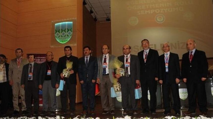 Kb&uuml;&rsquo;de &ldquo;değerler Eğitiminde &Ouml;ğretmenin Rol&uuml;&rdquo; Sempozyumu