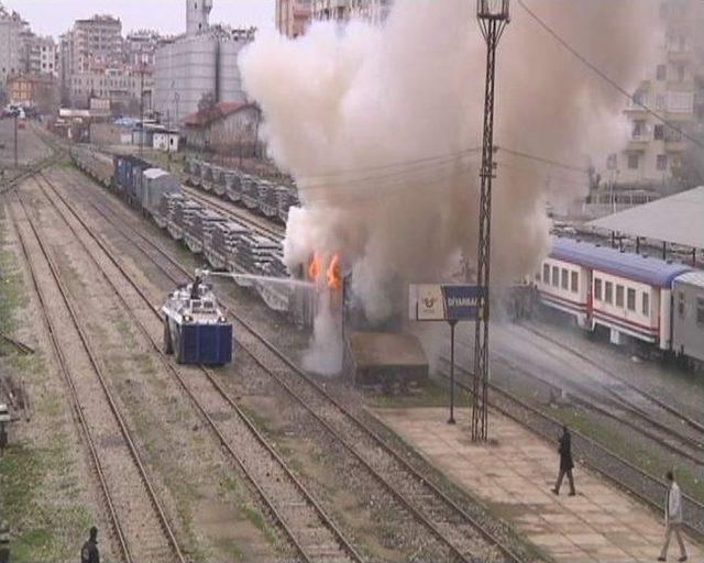 Tren Vagonundaki Yangına Polis Panzeri Müdahale Etti