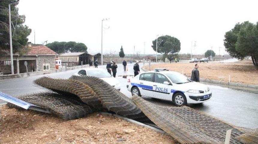 Akhisar'da Tır Yan Yattı: 1 Yaralı