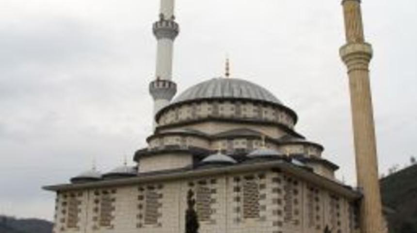 Minarenin Bir Uzun, Biri Kısa