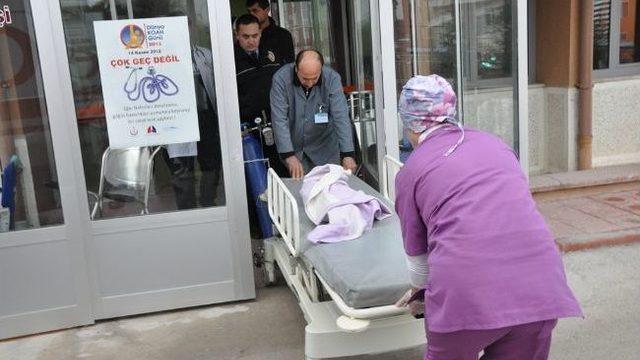 Babası Tarafından Dövüldüğü İddia Edilen Minik Ayşenur’u Milletvekilleri Ziyaret Etti