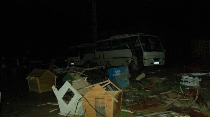 Otomobil, Servis Otob&uuml;s&uuml;ne &Ccedil;arptı: 15 Yaralı