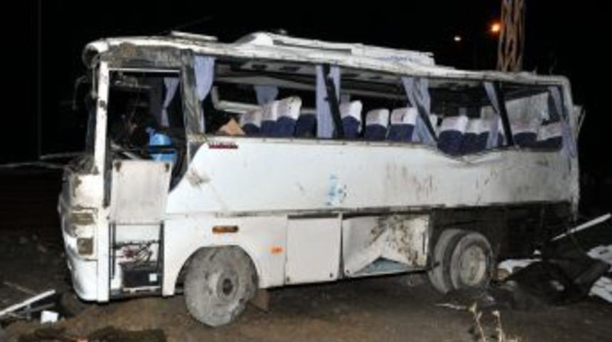 Otomobil, Otel Servisine Arkadan &Ccedil;arptı: 15 Yaralı