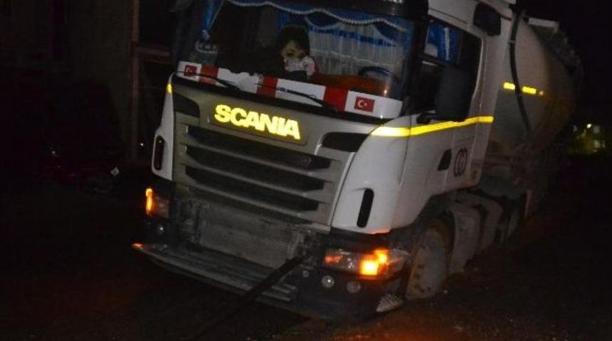 Tır, Toprağa Saplanarak Yan Yattı