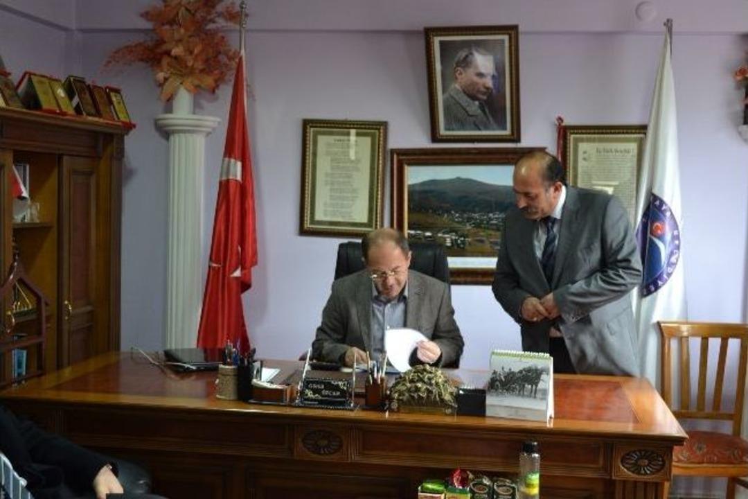 Eski Sağlık Bakanı Recep Akdağ, Şenkaya&rsquo;da İncelemelerde Bulundu