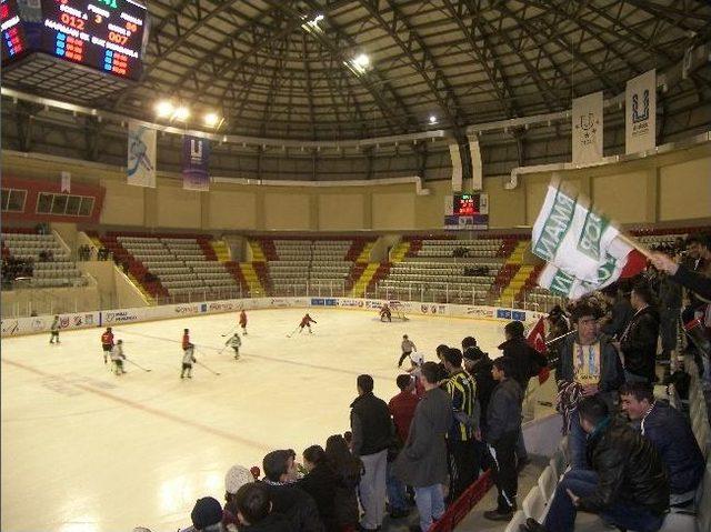 Narmanspor Bayan Buz Hokey Takımı, İstanbul Buz Korsanları Bayan Hokey Tamını 14-7 Yendi