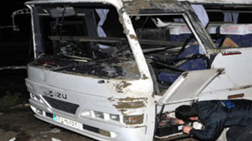 Otomobil servise &ccedil;arptı: 15 kişi yaralandı