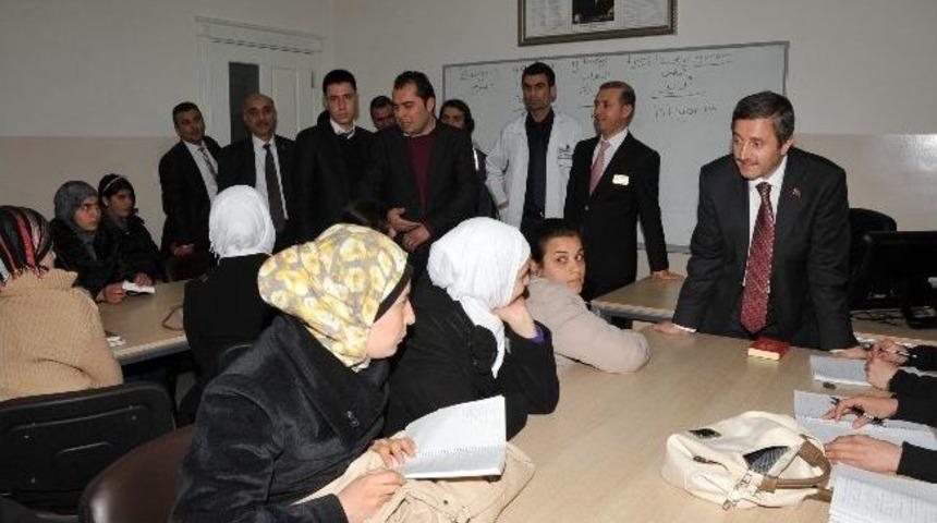 Şahinbey Belediyesi Suriyeli &Ouml;ğrencilere T&uuml;rk&ccedil;e Okuma Yazma Eğitimi Veriyor