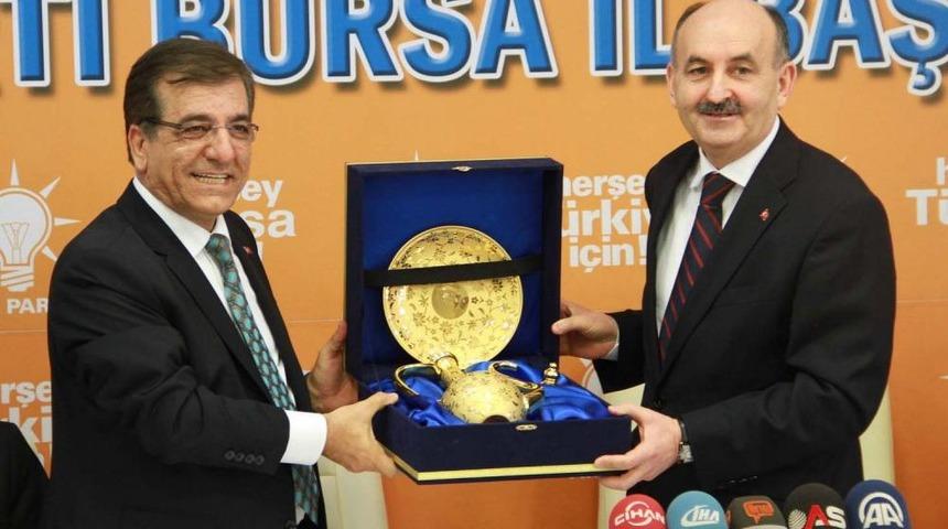 M&uuml;ezzinoğlu: 20 Bin Hekim, 50 Bin Hemşire A&ccedil;ığımız Var