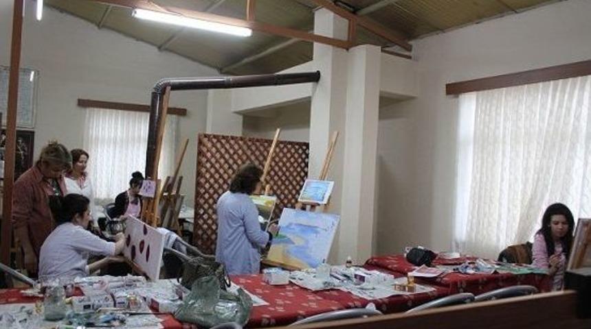 G&ouml;k&ccedil;ebey&rsquo;de Yağlı Boya Resim Kursu B&uuml;y&uuml;k İlgi G&ouml;r&uuml;yor