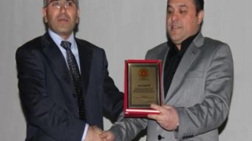 &Ccedil;aycuma Eğitim-sen'den Gazeteci Şair İbrahim Tığ'a Plaket