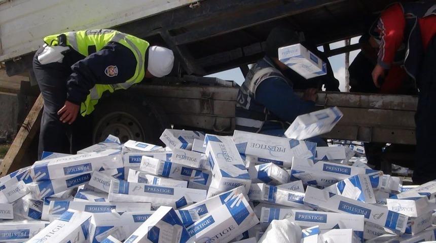 Kamyonetin Altındaki Zuladan 15 Bin Paket Ka&ccedil;ak Sigara &Ccedil;ıktı
