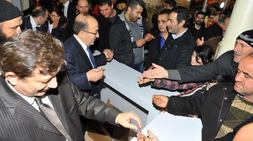 Başkan Dergi Dağıttı, İzdiham Yaşandı