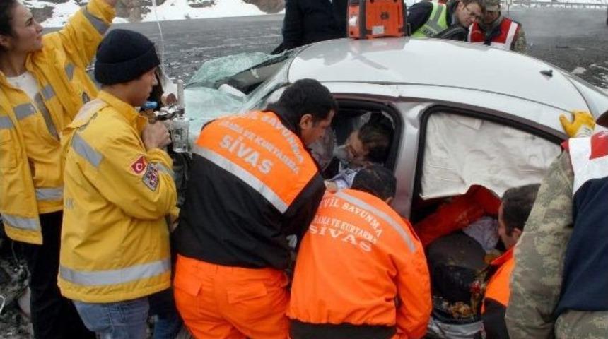 İmranlı İl&ccedil;esinde Kaza: 2 &Ouml;l&uuml;, 4 Yaralı