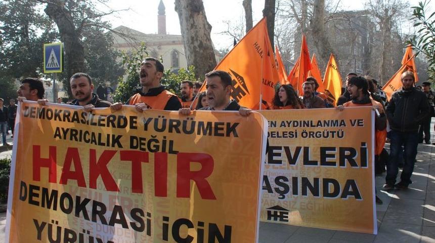 İzinsiz Y&uuml;r&uuml;y&uuml;ş Yapmak Isteyen Grupla Polis Arasında Arbede: 19 G&ouml;zaltı