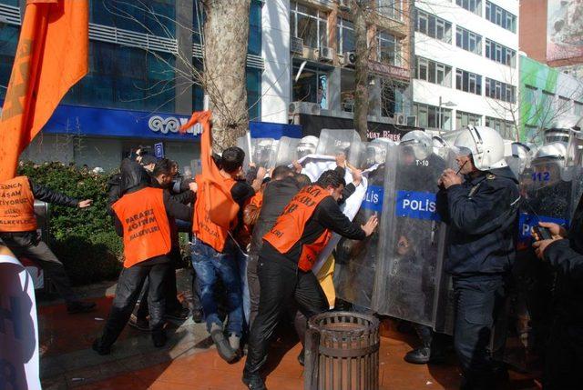 İzinsiz Yürüyüş Yapmak Isteyen Grupla Polis Arasında Arbede: 19 Gözaltı