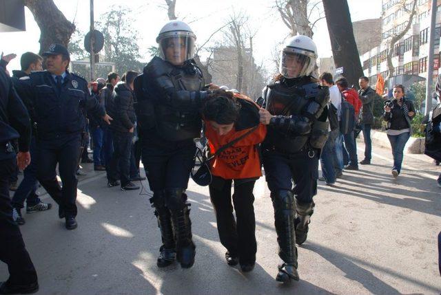 İzinsiz Yürüyüş Yapmak Isteyen Grupla Polis Arasında Arbede: 19 Gözaltı