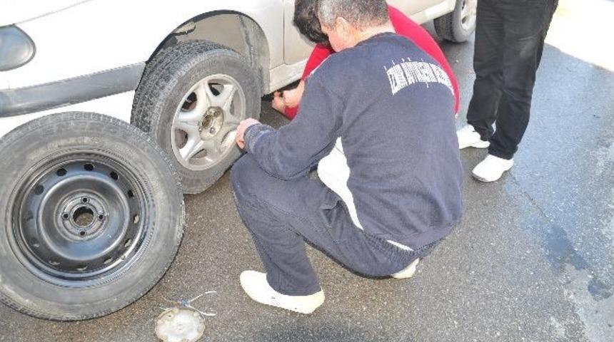 Ara&ccedil;ların Lastiğini Patlattılar