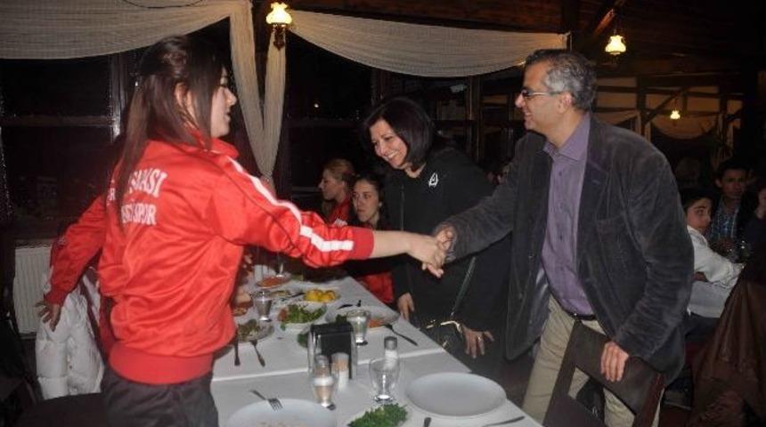 Başkan Altung&uuml;n&rsquo;den Gen&ccedil; Basketbolculara Yemek