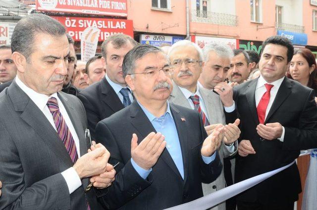 Bakan Yılmaz: Türkiye’de Yaşayanların Ayrısını Gayrısını Görmemiz Lazım