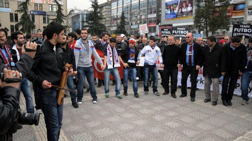 'Temiz Futbol Platformu' &Uuml;yeleri Şikeye Karşı Eylem Yaptı Sonra Horon Oynadı