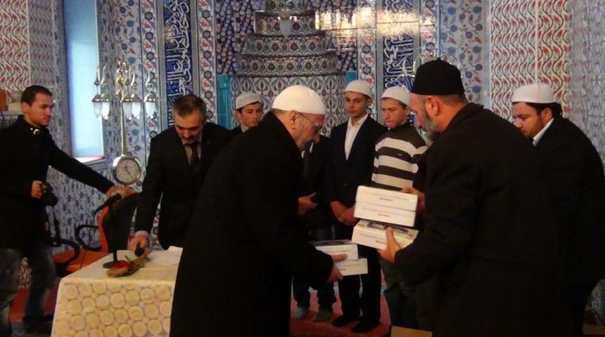 Namazı Camide Kılan &Ouml;ğrenciler Tablet Bilgisayara Kavuştu