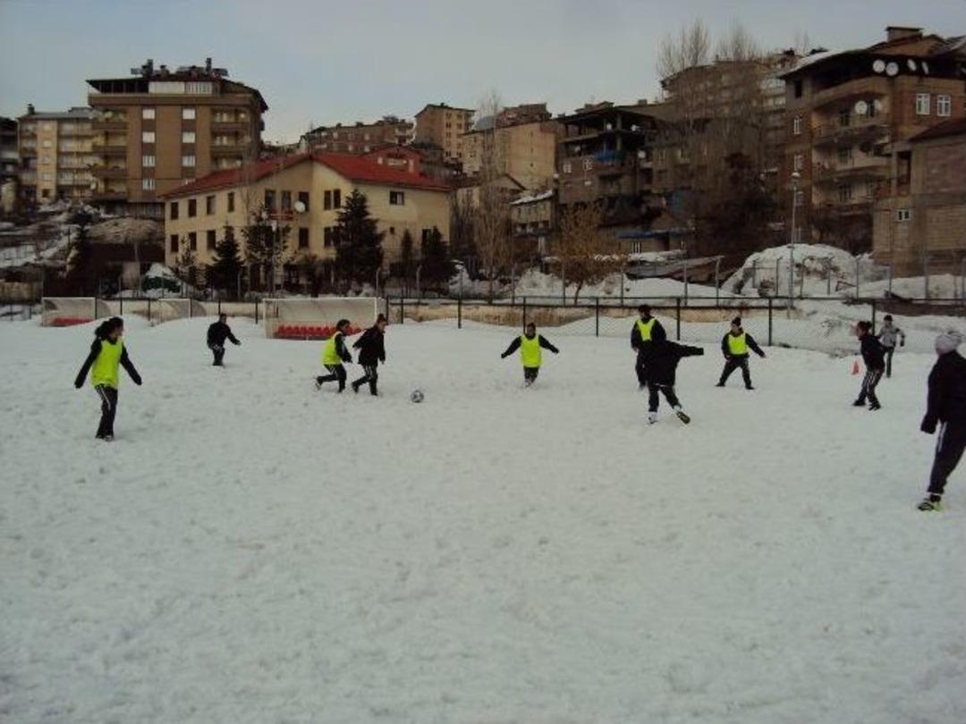 Karla Kaplı Sahada Zorlu Antrenman