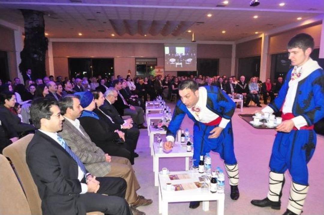 M&uuml;ezzzinoğlu G&uuml;n&uuml;n Yorgunluğunu Helva Sohbetleri&rsquo;nde Attı