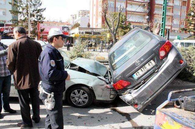 Kontrolden Çıkan Otomobil Ağaçta Asılı Kaldı