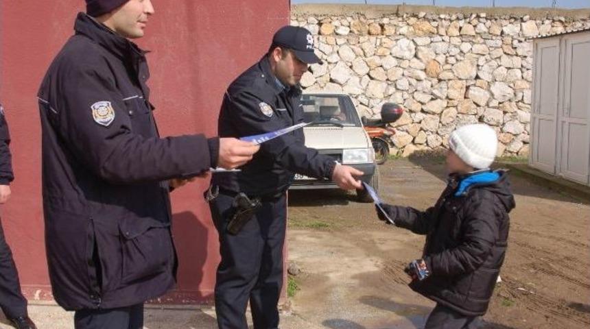 Bandırma Polisi Sporda Şiddetin &Ouml;nlenmesi İ&ccedil;in Broş&uuml;r Dağıttı