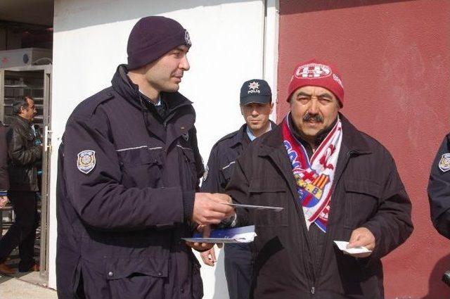 Bandırma Polisi Sporda Şiddetin Önlenmesi İçin Broşür Dağıttı