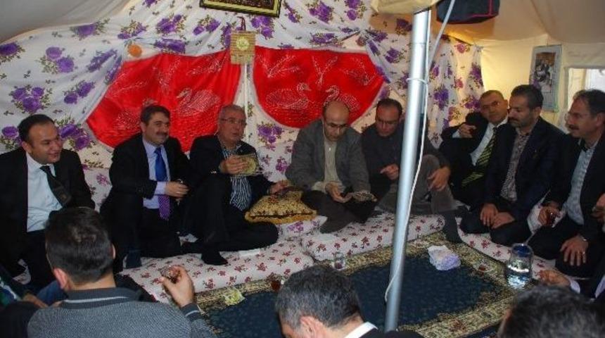 Milletvekili Ve Vali, Suriyelilerin &Ccedil;adırına Misafir Oldu