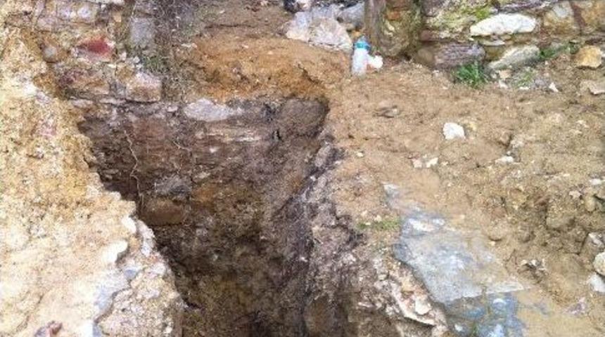 Kilise Bah&ccedil;esinde Me&ccedil;hul Kazı