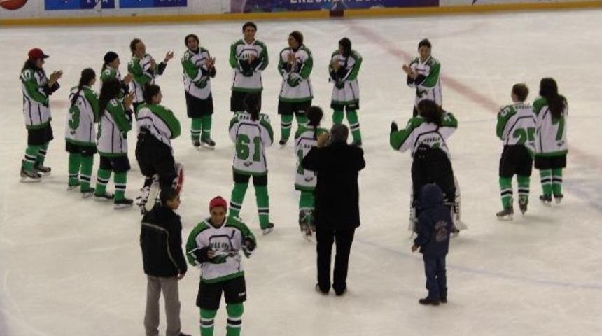 Buzun Perilerinden Buz &Uuml;zerinde Halay