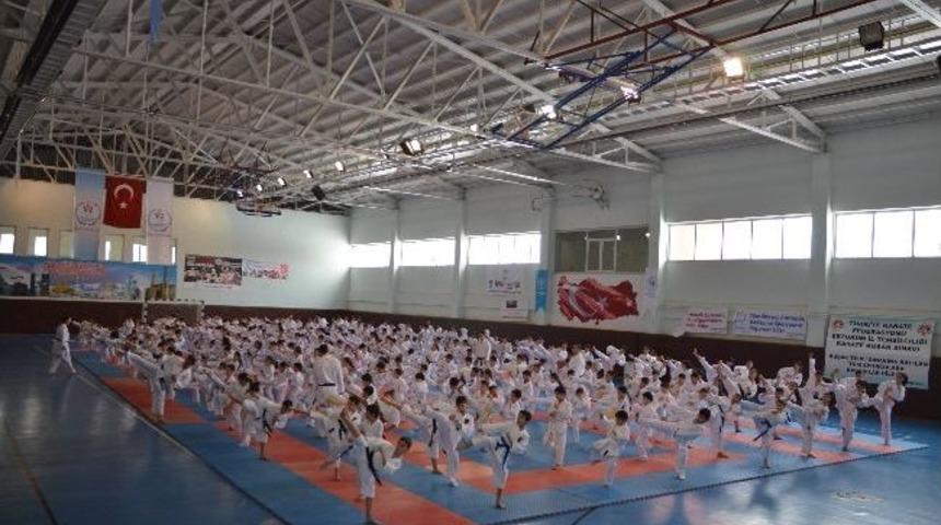 Karateciler Kemer Sınavında Ter D&ouml;kt&uuml;