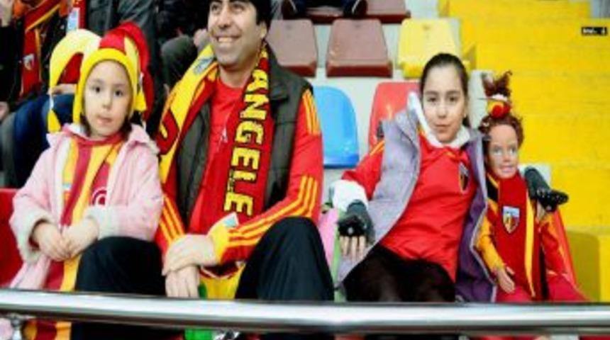 Bu Taraftar Tezah&uuml;rat Yapamıyor Ama Takıma Uğur Getiriyor